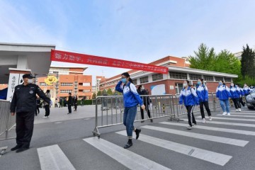 教师模仿学生在校北京发动全流程演练迎高三开学