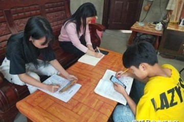 新冠疫情下忙乱的中小学生网课